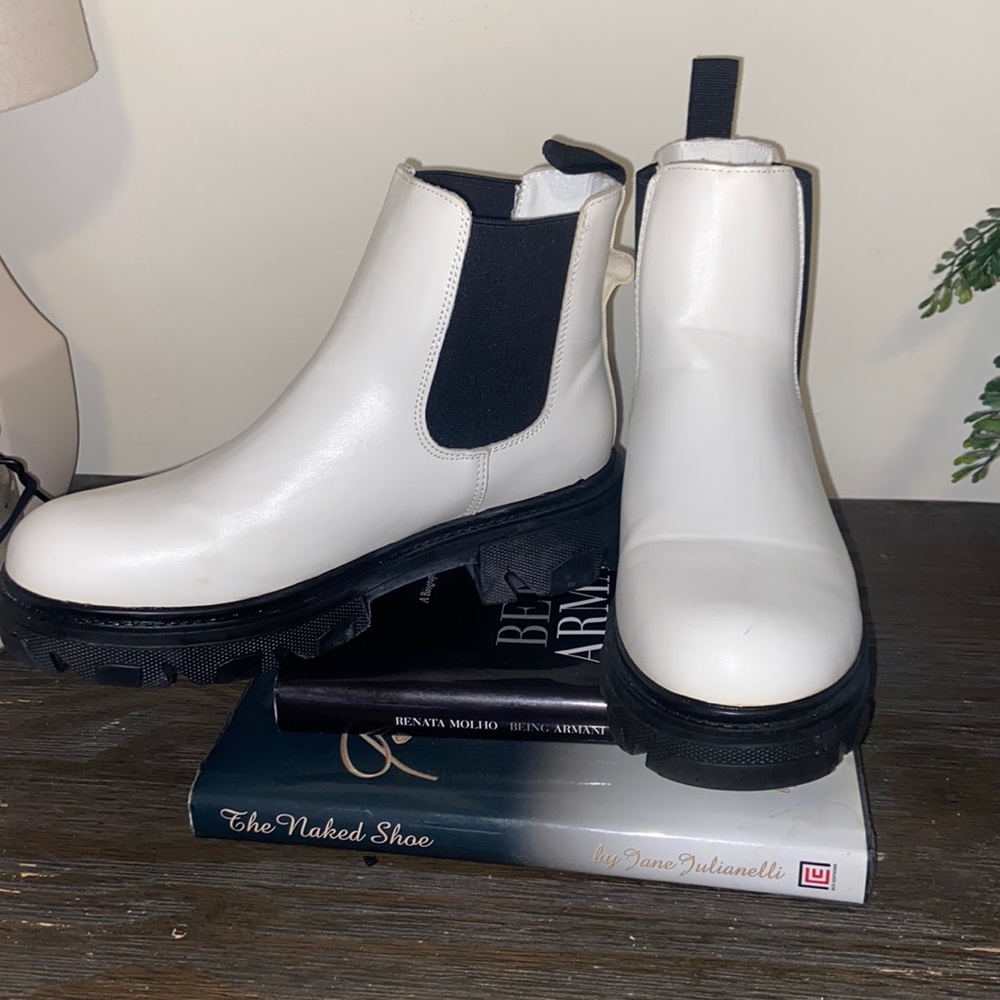 7.5 White and Black Leather Chelsea Boots